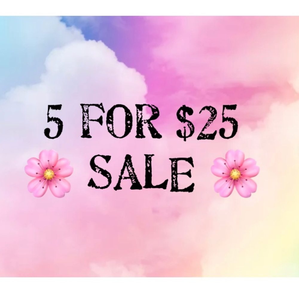 🌸🌸All items with the pink flower are 5 for $25! Check out my closet! 🤗🌸🌸